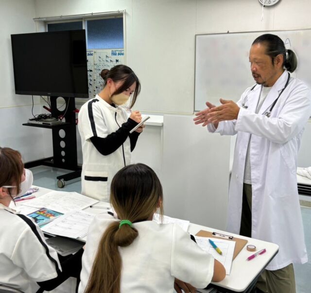 今日は昨日に引き続き、獣医師👨‍⚕️K先生による看護実習でした🏥🖊

アレルギーについて座学授業をし去勢手術・ワクチン接種を行いました‼️

フレンドリーで話しやすいK先生の授業🧑‍🏫
学生も充実して取り組むことができました❣️

K先生本日もありがとうございました。次回
も宜しくお願い致します🙇‍♀️
🐾
 🐾
 🐾
 #いばらきどうぶつ専門学校 #いばらき動物専門学院 #動物専門学校 #いばどう #土浦市 #トリマー #ドッグトレーナー #動物看護師 #動物臨床助士 #飼育員 #ライセンス取得 #実習 #パートナードッグ #iASC #いば動 #茨城 #動物 #専門 #学校 #犬 #オープンキャンパス #個別面談 #体験会 #水戸動物専門学校 #現役のプロから教わる授業 #動物病院