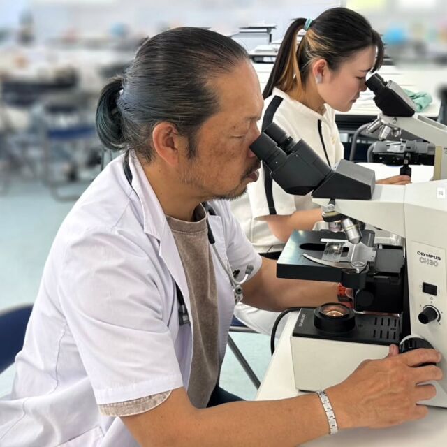 本日は獣医師K先生による#ワクチン接種 と尿検査についての実習を行いました✨ ⁡
⁡
ワクチン時の保定の仕方のポイントや顕微鏡での見方やコツを伝授していただきました‼️🔬
先輩にアドバイスをもらいながら自分達で頑張りました👏

また#超音波検査 を行いワンちゃんの扱い方や検査時の保定の仕方を教えていただきました📖🌟

K先生、本日もありがとうございました😊
明日もよろしくお願い致します🙇
🐾
 🐾
 🐾
 #いばらきどうぶつ専門学校 #いばらき動物専門学院 #動物専門学校 #いばどう #土浦市 #トリマー #ドッグトレーナー #動物看護師 #動物臨床助士 #飼育員 #ライセンス取得 #実習 #パートナードッグ #可愛い #iASC #いば動 #茨城 #動物 #専門 #学校 #犬 #オープンキャンパス #個別面談 #体験会 #水戸動物専門学校 #現役のプロから教わる授業 #動物病院