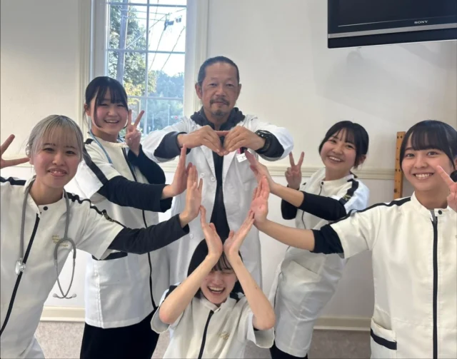 今日も獣医師K先生による＃手術実習がありました❣️

助手では先生が手術しやすいように工夫したり、麻酔の注意事項を再確認しました👀

最後はみんなでハートのポーズ💕

K先生、本日もありがとうございましたが次回もよろしくお願いいたします！
#いばらきどうぶつ専門学校#いばらき動物専門学院 ＃動物専門学校＃
いばどう ＃土浦市＃トリマー＃ドッグトレーナー＃動物看護師 ＃動物臨床助士＃育員#ライセンス取得#実習#パートナードッグ＃可愛い
#iASC #いば動＃茨城#動物#専門＃学校#＃オープンキャンパス＃
個別面談#体験会＃水戸動物専門学校＃現役のプロから教わる授業#動
物病院