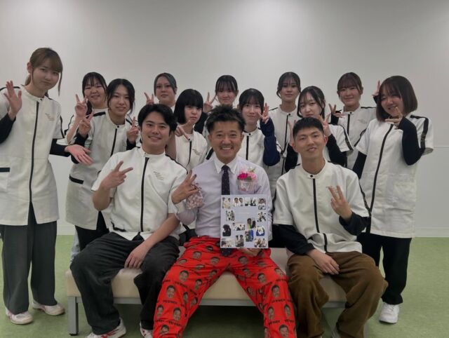 本日は世界で活躍されているS先生による #美容実習 がありました✨

2年生はS先生の授業最後でした( ; ; )
全員でセットアップして記念写真を取りました☺️
⁡
実習後は学生からS先生へ2年間の感謝の気持ちを込めて…🎁
ユーモアあるS先生にピッタリなプレゼントでした🥰
⁡
今後ともよろしくお願いいたします🥰😌
🐾
🐾
🐾
 #いばらきどうぶつ専門学校 #いばどう #動物専門学校 #現役のプロから教わる授業 土浦 担当犬 ライセンス取得 実習 パートナードッグ 可愛い iASC いば動 茨城 動物 専門 学校  犬 いぬ セットアップ ショークリッ