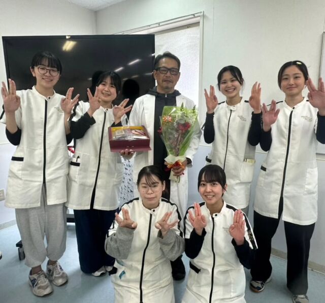 本日は獣医師K先生による #去勢手術 とワクチン実習等を行いました✨📚️

ワクチン接種の保定の際に必要なスキルやマイクロチップリーダーの使い方、傷口の消毒等の詳しい処置の仕方などを詳しく丁寧に教えていただきました✨💉

2年生は最後の看護実習🩺みんな２年間お疲れ様🌟
1年生も先輩達に負けないようにこれからも頑張ろう☺️

K先生、本日もありがとうございました❣️
次回もよろしくお願いいたします🙇
🐾
 🐾
 🐾
 #いばらきどうぶつ専門学校 #動物専門学校 #いばどう #現役のプロから教わる授業 土浦市 トリマー ドッグトレーナー 動物看護師 動物臨床助士 飼育員 ライセンス取得 実習 パートナードッグ 可愛い iASC いば動 茨城 動物 専門 学校 犬 オープンキャンパス 個別面談 体験会 水戸動物専門学校 動物病院