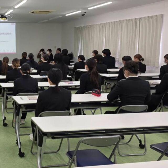 今日は企業説明会を行いました✨

4月から2年生になり、すぐに就職へとつながるように、みんな真剣に聞いていました。

卒業生も来てくれて、企業説明や後輩にアドバイスしてくれました👏

本日はありがとうございました🙇‍♀️
🐾
🐾
🐾
⁡⁡⁡⁡#いばらきどうぶつ専門学校 #いばらき動物専門学院 #動物専門学校 #いばどう