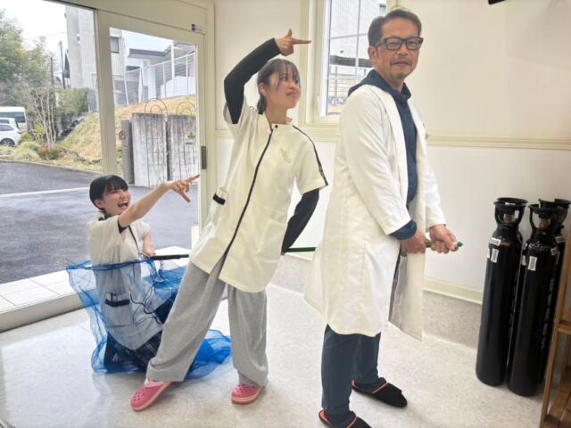 本日は獣医師K先生による #手術実習 を行いました🌟

あまり慣れる事のない猫ちゃんの保定に苦戦しました🐱💧
猫ちゃんの性格や態度で試行錯誤し、落ち着かせることができました👏🏻✨

また、器具と薬の再確認をしました💉🌟

K先生、本日もありがとうございました🥰
🐾
 🐾
 🐾
 #いばらきどうぶつ専門学校 #動物専門学校 #いばどう #現役のプロから教わる授業