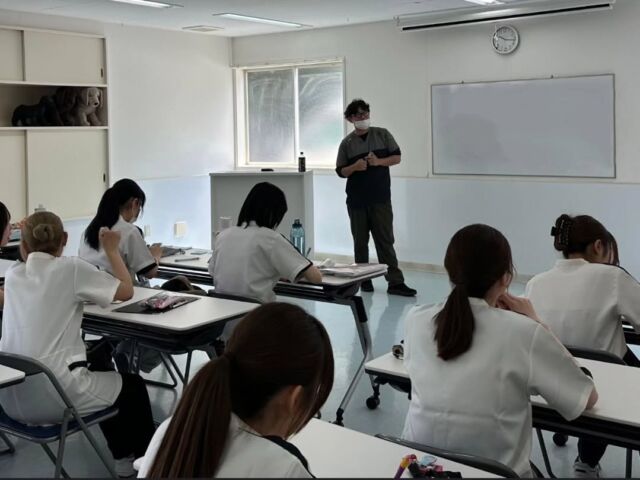 本日は獣医師N先生による #手術実習 と手術についての講義を行いました🌟

今日は1年生が初めての看護実習💉✨

慣れないこともたくさんあるだろうけどこれから頑張って覚えていこうね🔥📚️

N先生、本日もありがとうございました☺️
次回もよろしくお願いいたします🙇
🐾
 🐾
 🐾
 #いばらきどうぶつ専門学校 #いばどう #動物専門学校 #現役のプロから教わる授業