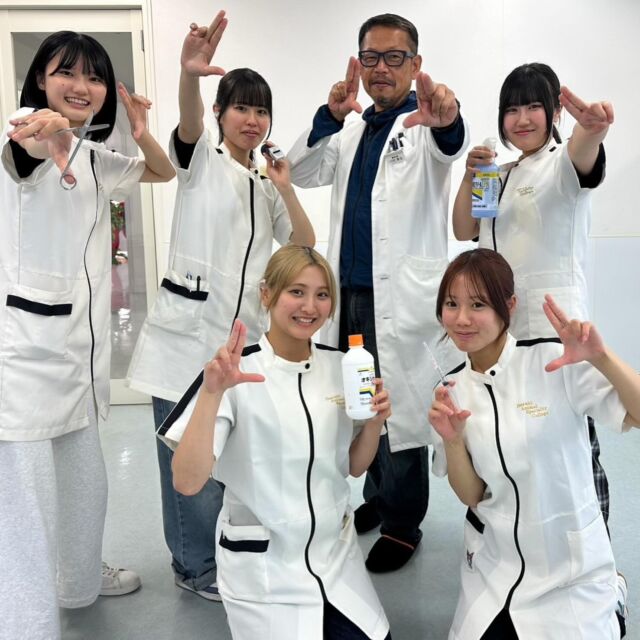 本日は獣医師K先生による健康診断実習と採血、ワクチンの保定実習を行いました✨💉

顕微鏡で検体を見る際のポイントや毛細管に血液を入れる際のコツ、抜糸の仕方等を丁寧に教えてくださいました🔬🪡

1年生は初めてのことがたくさん！！
覚えることがいっぱいあるけど一緒に頑張って行こうね😉

みんな今日もお疲れ様でした🥰👏

K先生本日もありがとうございました😊
次回もよろしくお願いいたします🙇‍♀️
🐾
 🐾
 🐾
 #いばらきどうぶつ専門学校 #動物専門学校 #いばどう #現役のプロから教わる授業