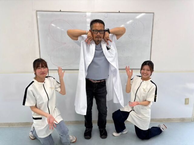 本日は獣医師K先生による #手術実習 を行いました🌟

1年生は初めての猫ちゃんの看護実習🐱💉
今日だけで3頭もの手術をを行いました‼️😸✨

環境の変化に怖がっている猫ちゃんの対応を学ぶことができました📚️✨

2年生は聴診器の使い方や薬を注射器で吸うコツ等を1年生にお手本を見せながら、たくさんのワンちゃん、ネコちゃんの健康チェックができました🙌❣️

K先生、本日もありがとうございました🥰
明日もよろしくお願いいたします🙇
🐾
 🐾
 🐾
 #いばらきどうぶつ専門学校 #動物専門学校 #いばどう 現役のプロから教わる授業