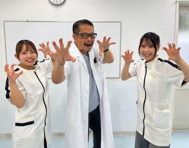 本日は獣医師K先生による#手術実習 2件とワクチン接種実習を行いました🌟

1年生も手術実習に参加し始めて覚えたこともたくさん✨手術時の呼吸が速くなってしまった時の対処法等を丁寧に教えてくださいました💉
これからももっと頑張っていこう👍️

K先生、本日もありがとうございました💕
明日もよろしくお願いいたします☺️
🐾
 🐾
 🐾
 #いばらきどうぶつ専門学校 #動物専門学校 #いばどう #現役のプロから教わる授業