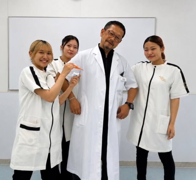 本日も昨日に続き獣医師K先生による#手術実習 を2件行いました🌟

昨日の反省を活かし1年生も2年生も頑張っていました✨
みんなお疲れ様❤‍🔥
そして、昨日の手術のワンちゃん2頭🐶🐶、本日の手術のワンちゃん2頭🐶🐶、4頭のワンちゃんの術後も学生たちがしっかり管理していきます🐶🐶🐶🐶

手術だけでなく、術後の管理も動物病院へ就職を目指す学生にはとても大切なこと🤗

K先生、本日もありがとうございました💕
術後のアドバイスもよろしくお願いいたします🙇
🐾
 🐾
 🐾
 #いばらきどうぶつ専門学校 #動物専門学校 #いばどう #現役のプロから教わる授業