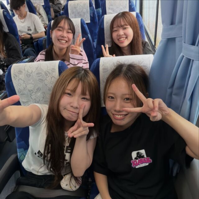 研修旅行 1日目‼️
みんな大荷物を抱え集合☺️👏

これから出発します🚎💨
｢いってきま〜す🐶✨️｣
🐾
🐾
🐾
#いばらきどうぶつ専門学校 #iASC #いばどう #動物専門学校 研修旅行